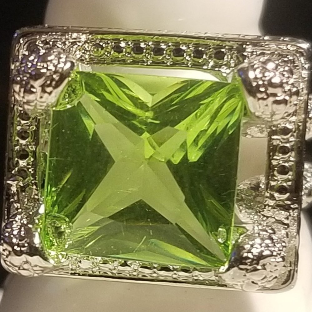 GREEN CRYSTAL RING SIZE 8.5  FREE MATCHING HOOPS!! - Picture 4 of 14